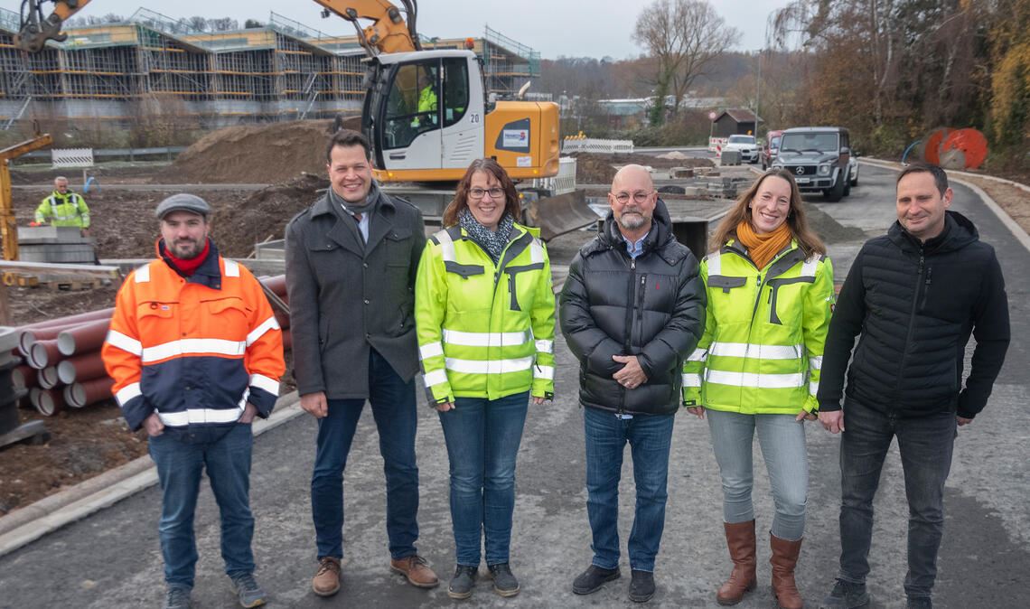 Der Maulbronner Bauamtsleiter Timo Steinhilper (v.li.), Bürgermeister Aaron Treut sowie Mirjana Schüle, Jürgen Heinrich, Claudia Richter und Steffen Merz von der Baufirma Heinrich stellen das fast erschlossene Hechtsee-Areal vor. Foto: Fotomoment