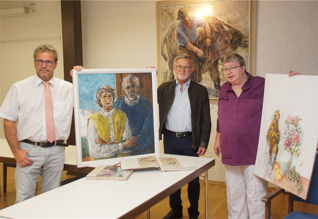 Der Maulbronner Bürgermeister Andreas Felchle (li.) mit Beatrice und Reinhart Frank. Das Bild links zeigt Eberhard Frank mit seiner Frau Hermine, das Bild rechts war sein letztes und blieb unvollendet. Im Vordergrund die Tagebücher. Foto: Roller