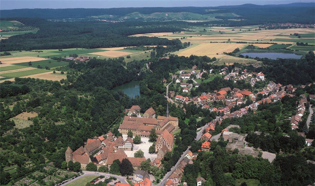 Der Maulbronner Bürgermeister sah den Welterbetitel des Klosters durch mögliche Windräder in der Nachbarschaft bedroht. Weil er seine Bedenken öffentlich äußerte und diese in Stellungnahmen zu den Windenergieplänen von zwei Regionalverbänden hatte einfließen lassen, erntete er im Gemeinderat Kritik. Foto: Stuttgarter Luftbild Elsässer GmbH/Stadtarchiv Maulbronn