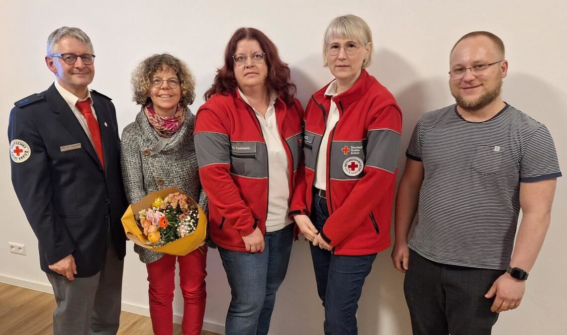 Der Maulbronner DRK-Vorsitzende Professor Dr. Thomas Haalboom mit der ausgeschiedenen Schriftführerin Heike Wezel, seiner Stellvertreterin Christine Esenwein, Schatzmeisterin Maria Klotz und dem neuen Schriftführer Matthias Walz. Foto: privat