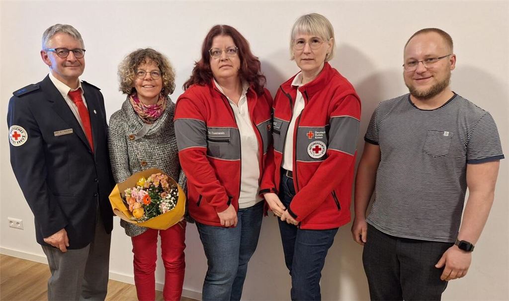 Der Maulbronner DRK-Vorsitzende Professor Dr. Thomas Haalboom mit der ausgeschiedenen Schriftführerin Heike Wezel, seiner Stellvertreterin Christine Esenwein, Schatzmeisterin Maria Klotz und dem neuen Schriftführer Matthias Walz. Foto: privat