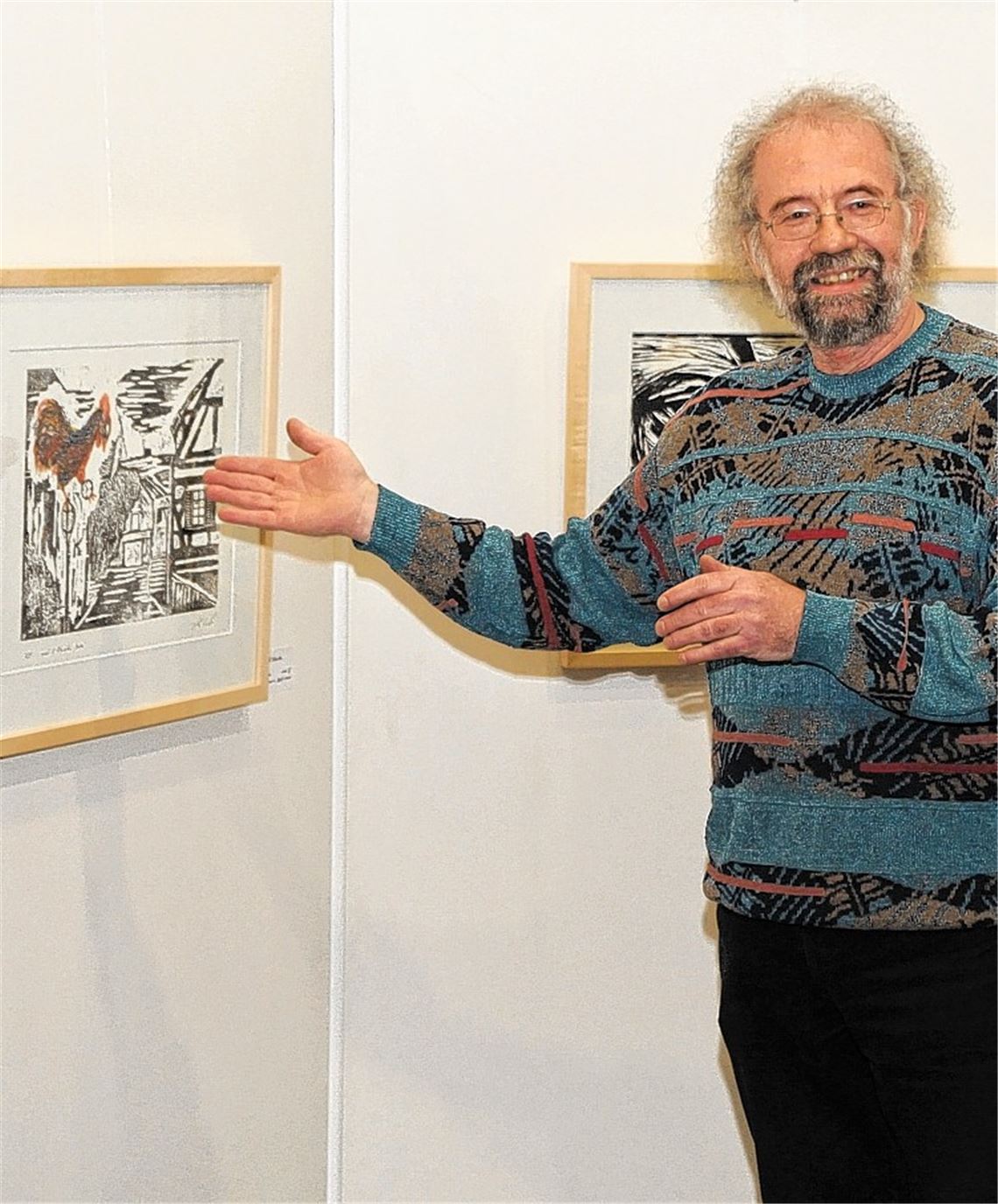 Der Maulbronner Hahn muss noch fünf Minuten warten: In seinen Holzschnitten, die bis 7. Dezember im Rathaus-Foyer zu sehen sind, greift Künstler Martin Eisenhardt – nicht ohne Humor – auch lokale Ereignisse auf.