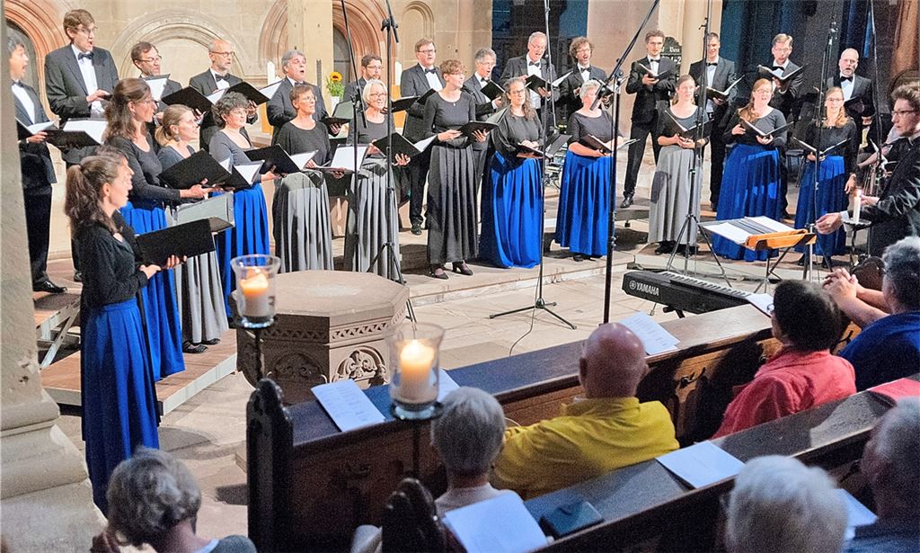 Der Maulbronner Kammerchor präsentiert unter der Leitung von Benjamin Hartmann ein Programm, das den Bogen über mehrere Jahrhunderte spannt. Foto: Fotomoment
