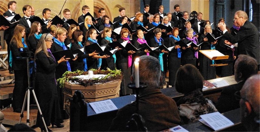 Der Maulbronner Kammerchor singt unter der Leitung von Professor Jürgen Budday Werke, die die Beziehung zwischen Gott und den Menschen beleuchten.
