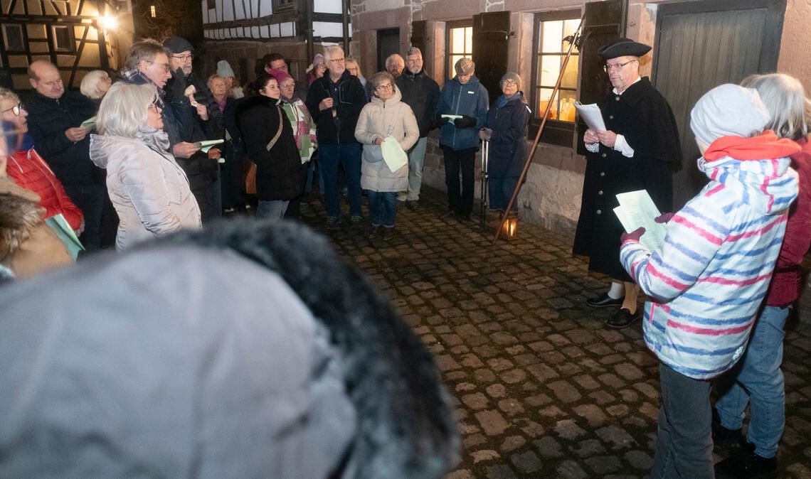 Der Maulbronner „Nachtwächter“ Andreas Felchle liest verschiedene Texte zum Wesen der Weihnachtszeit. Foto: Fotomoment