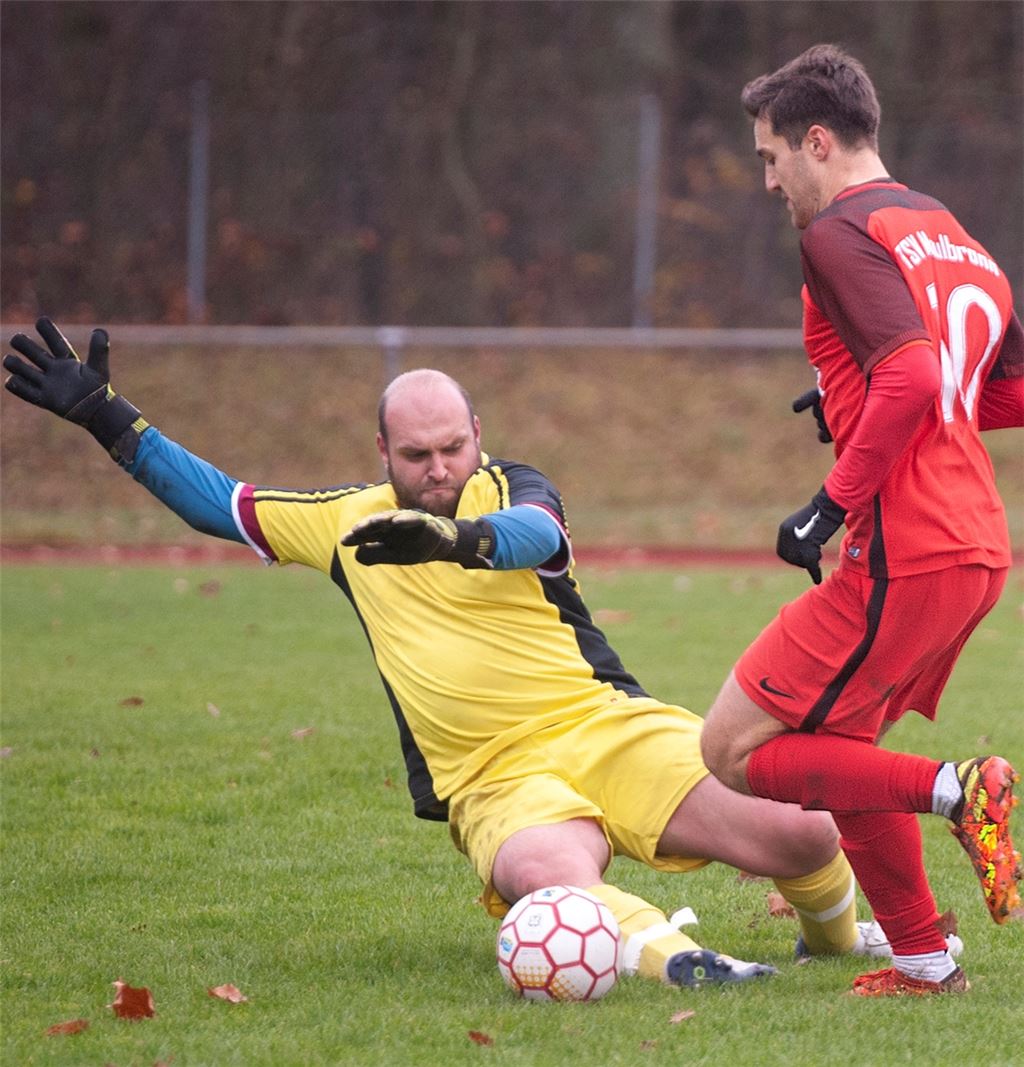 Der Maulbronner Offensiv-Motor Pascal Adam, der gegen die SG 08 Hellas Mühlacker gleich drei Tore erzielt, im Duell mit Torwart Petros Kordokuzis. Foto: vh