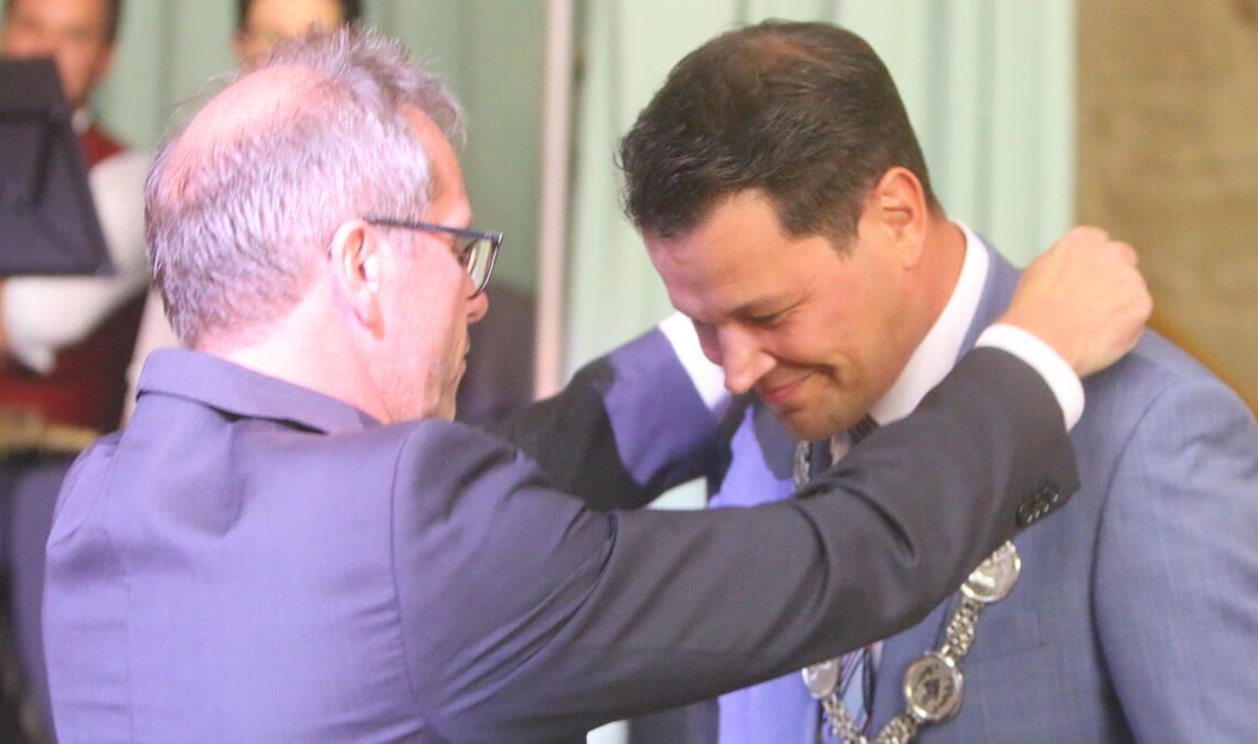 Der Maulbronner Rathauschef Aaron Treut (re.) sieht sich als Nachfolger von Andreas Felchle – der auf dem Bild, im Juli 2023, seine Amtskette übergibt – immer wieder Kritik aus Teilen des Gemeinderats ausgesetzt, die mit der Debatte um die Modernisierungskosten seines Büros Mitte dieser Woche einen vorläufigen Höhepunkt erreicht hat. Foto: Archiv/Disselhoff