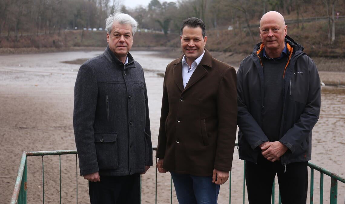 Der Maulbronner Stadtarchivar Martin Ehlers und Bürgermeister Aaron Treut unterstützen Professor Dr. Andreas Lang von der Uni Salzburg bei seinen Forschungen, im Zuge derer er unter anderem fünf Meter tief in die Sedimente des „Tiefen Sees“ bohren will, um so an wertvolle DNA-Teilchen von Pflanzen und Tieren zu gelangen. Fotos: Disselhoff