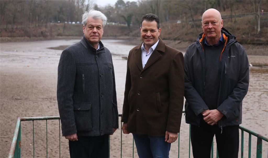 Der Maulbronner Stadtarchivar Martin Ehlers und Bürgermeister Aaron Treut unterstützen Professor Dr. Andreas Lang von der Uni Salzburg bei seinen Forschungen, im Zuge derer er unter anderem fünf Meter tief in die Sedimente des „Tiefen Sees“ bohren will, um so an wertvolle DNA-Teilchen von Pflanzen und Tieren zu gelangen. Fotos: Disselhoff