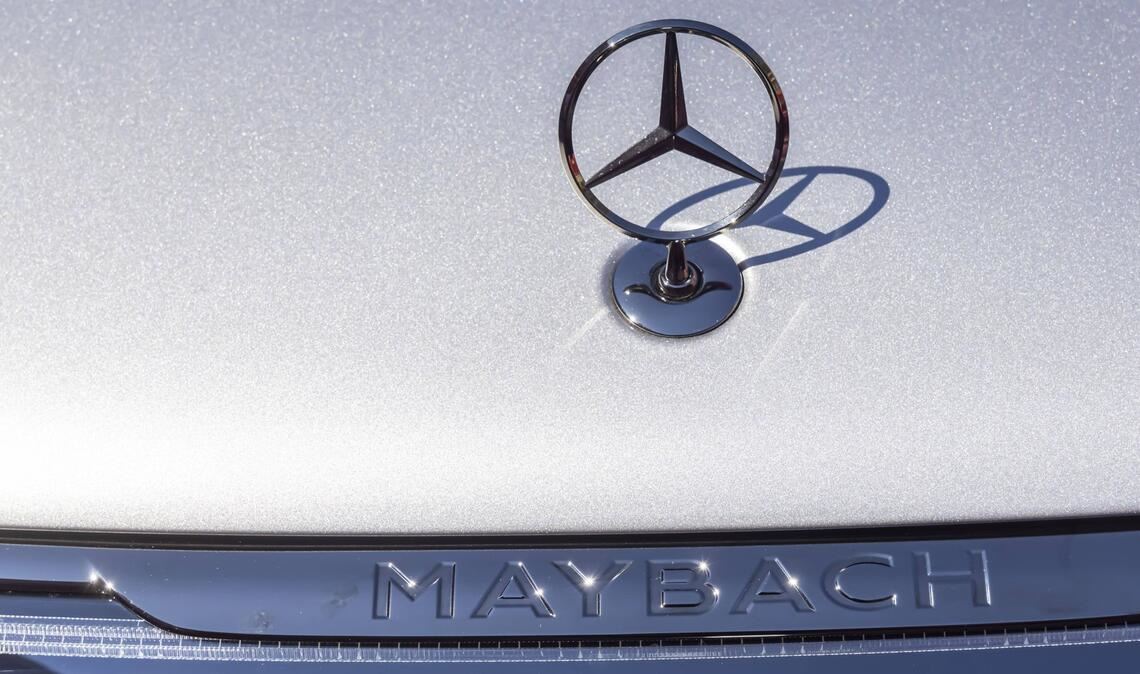 Der Maybach-Fahrer krachte gegen ein geparktes Auto. (Symbolbild)