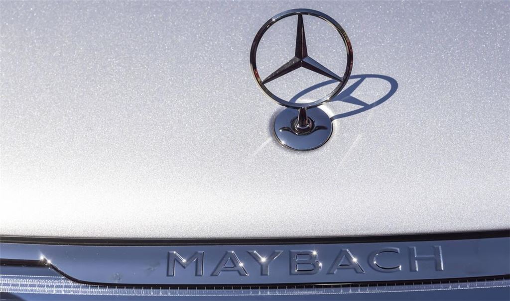 Der Maybach-Fahrer krachte gegen ein geparktes Auto. (Symbolbild)