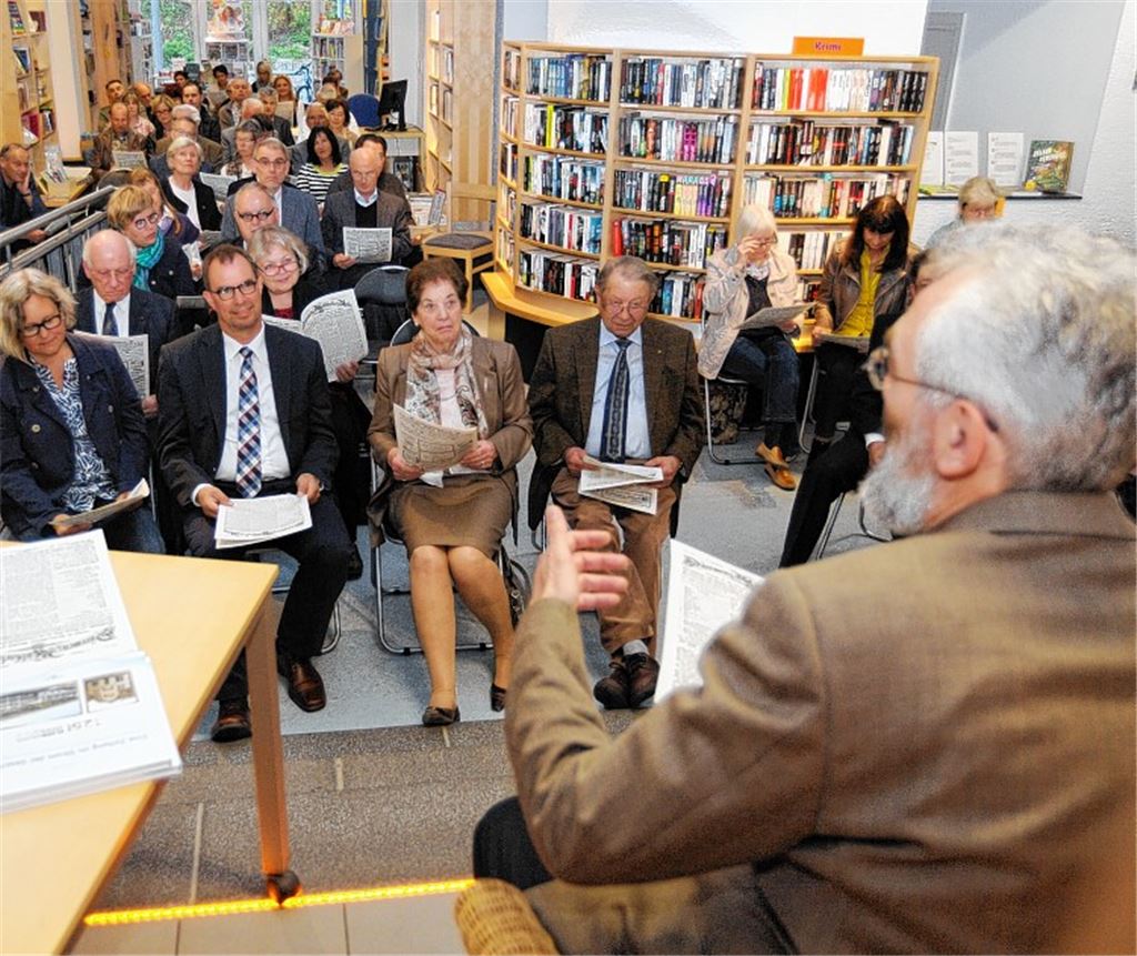 Der Medienhistoriker Professor Dr. Konrad Dussel stellt bei Buch-Elser das neu erschienene Buch „Eine Zeitung im Strom der Geschichte“ vor und hat als Anschauungsobjekt unter den zahlreichen Besuchern der Präsentation Nachdrucke eines Exemplars von 1898 verteilt. Am Ende der Veranstaltung signiert der Autor sein Werk.