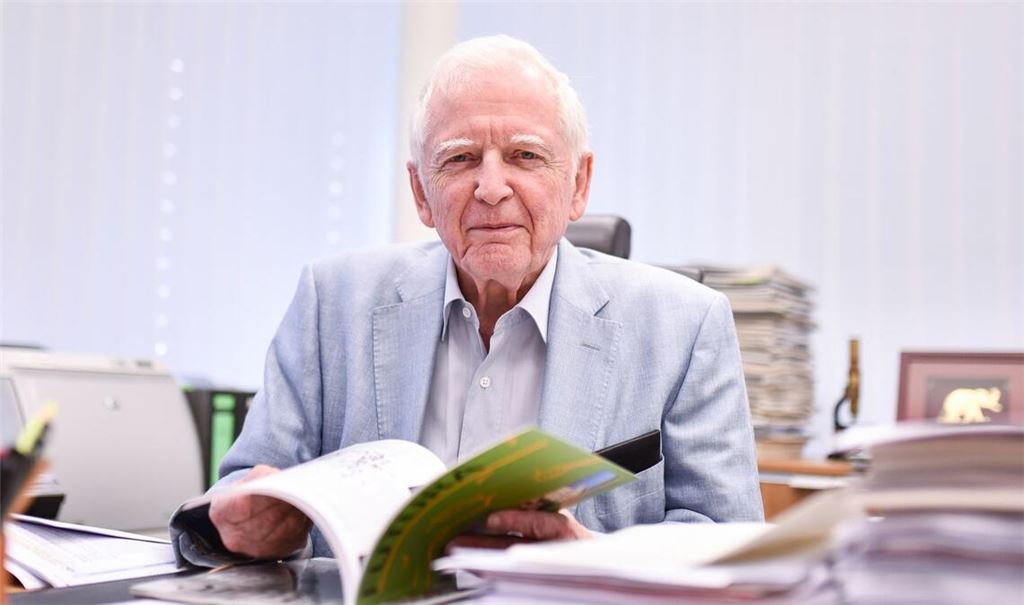 Der Medizin-Nobelpreisträger Harald zur Hausen sitzt im Deutschen Krebsforschungszentrum (DKFZ) in seinem Büro.