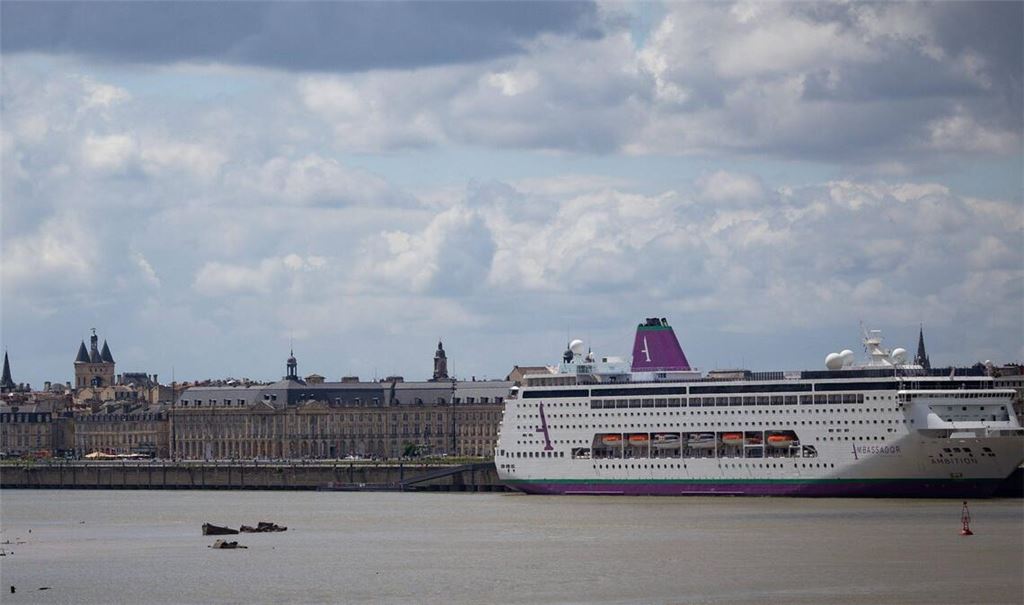 Der Mega-Cruiser „Ambition“ mit fast 1800 Menschen an Bord wurde zeitweise in Bordeaux unter Quarantäne gestellt.