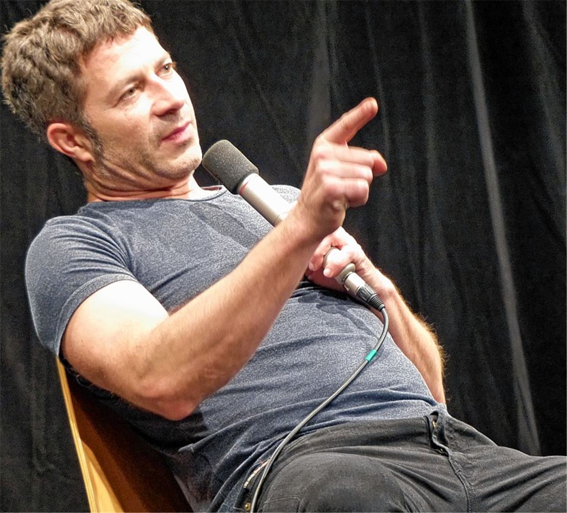 Der Meister der verstümmelten Sätze bietet amüsanten Zeitvertreib zwischen Kaffee und Tatort in der Stadthalle Maulbronn. Ab April macht Rolf Miller aber erst einmal Pause. Es wird Zeit für ein neues Programm, dessen Name die Fans mitbestimmen können.Foto: Roth