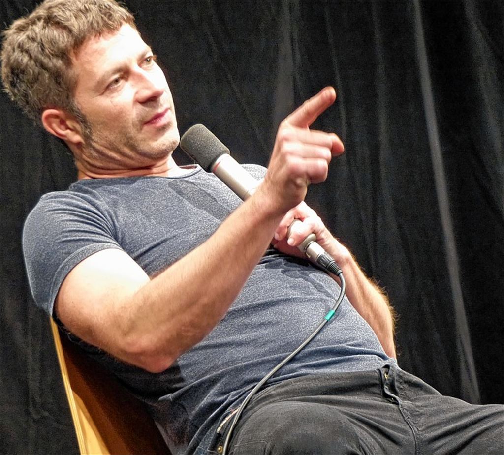 Der Meister der verstümmelten Sätze bietet amüsanten Zeitvertreib zwischen Kaffee und Tatort in der Stadthalle Maulbronn. Ab April macht Rolf Miller aber erst einmal Pause. Es wird Zeit für ein neues Programm, dessen Name die Fans mitbestimmen können.Foto: Roth