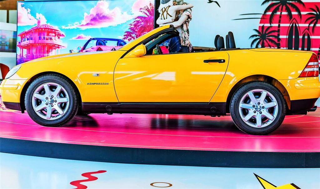 Der Mercedes-Benz SLK steht auch   für knallige  Farben.