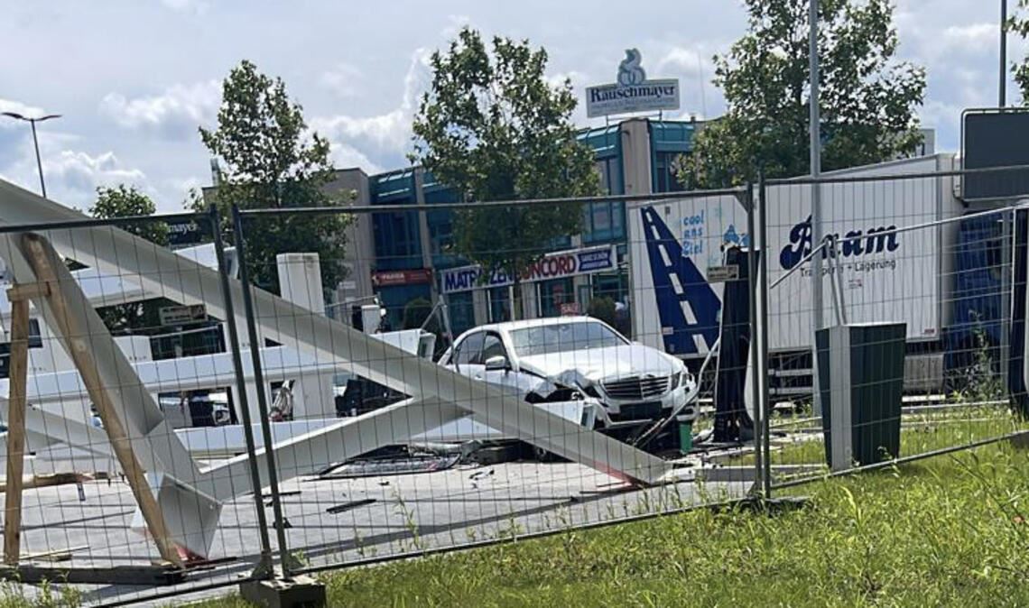 Der Mercedes auf Abwegen verwandelt die neue E-Tankstelle auf der Wilferdinger Höhe in ein Trümmerfeld. Foto: Myroshnichenko