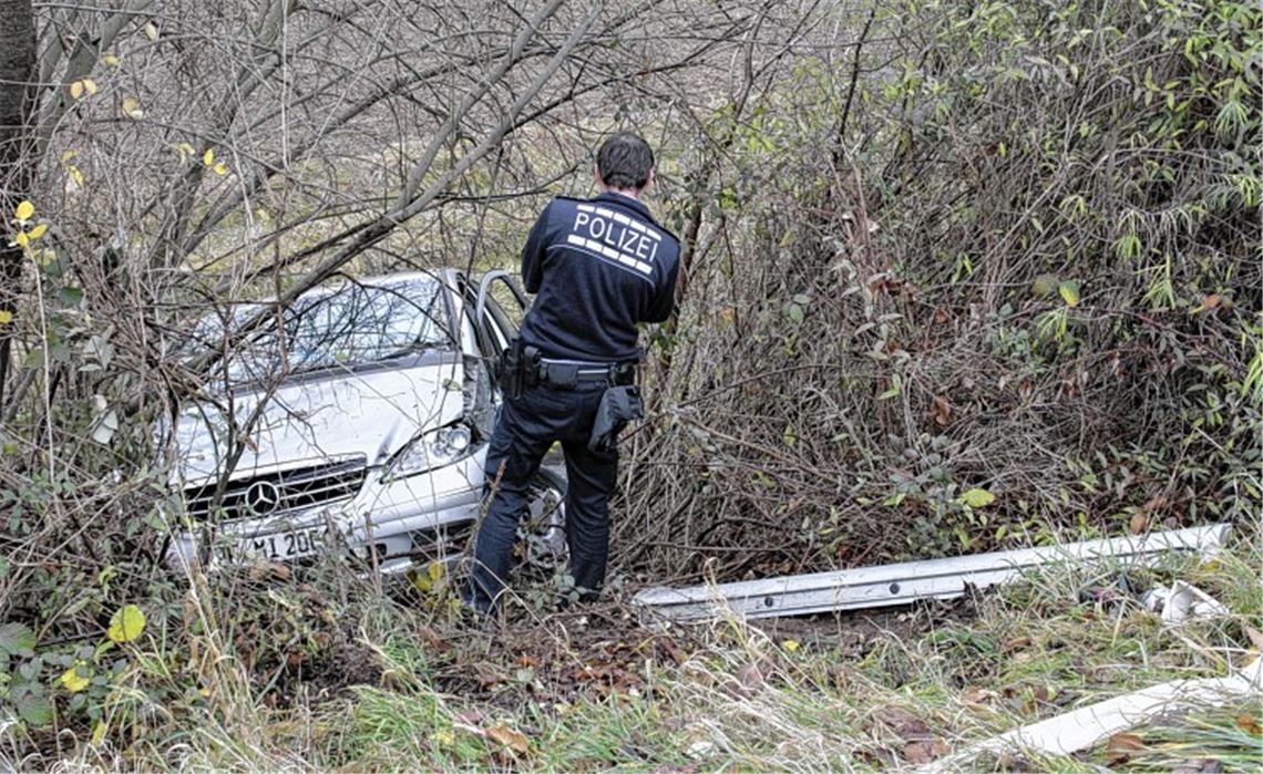 Der Mercedes der 32-Jährigen schleudert die Böschung hinab.