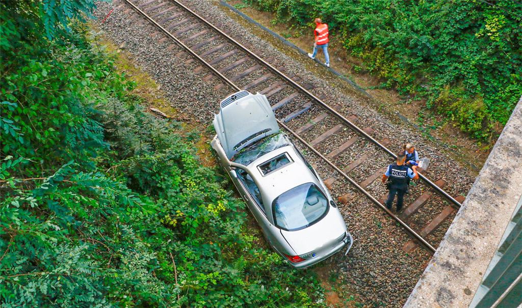 Der Mercedes des 25-Jährigen landet unter der Brücke im Gleisbett. Foto: Einsatz-Report 24
