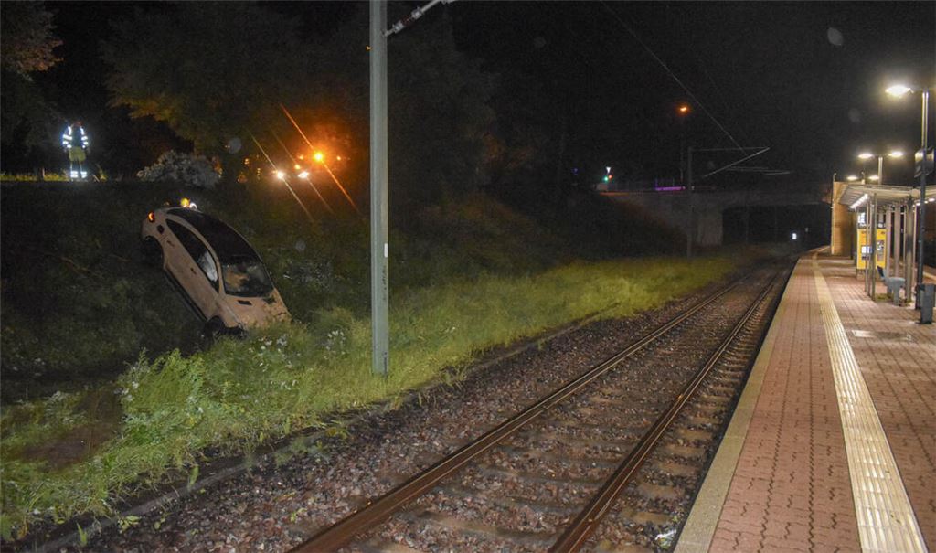 Der Mercedes des Unbekannten, der nach dem Unfall geflüchtet ist, bleibt unweit des Schienenstrangs an der Böschung liegen.Foto: Myroshnichenko