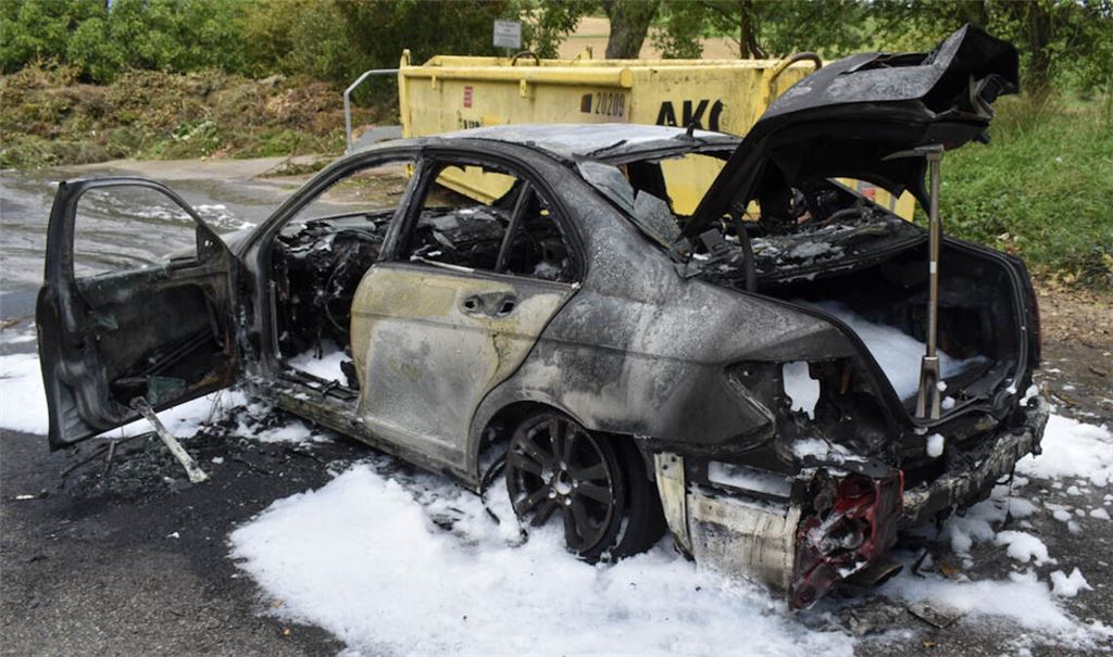 Der Mercedes hat nach dem Feuer nur noch Schrottwert. Foto: Myroshnichenko