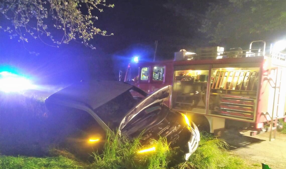 Unfall bei Iptingen löst größere Suchaktion aus Der Mercedes prallt im Graben gegen einen Kanaleinlauf. Foto: Feuerwehr Wiernsheim