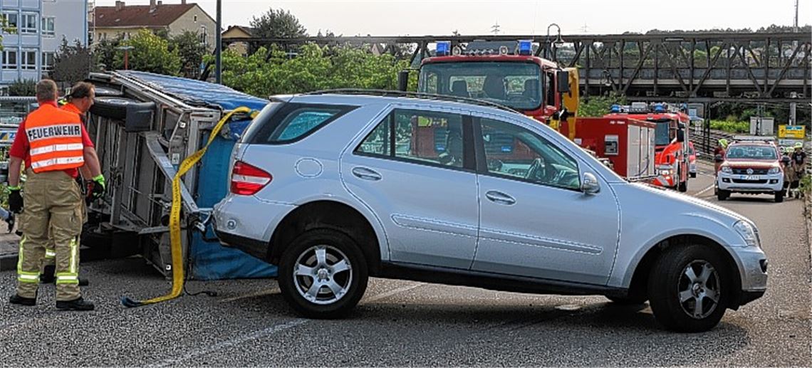 Gekippter Anhänger blockiert Verkehr