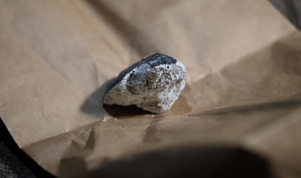 Der Meteorit ist in ein Hausdach eingeschlagen.