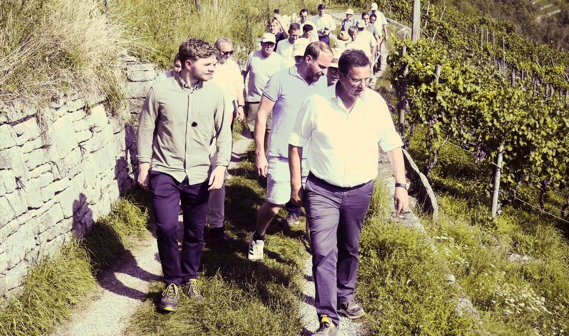 Der Minister geht voran: Peter Hauk nimmt die Trockenmauern in den Roßwager Hängen mit Nico Gunzelmann (li.) in Augenschein. Fotos: Müller