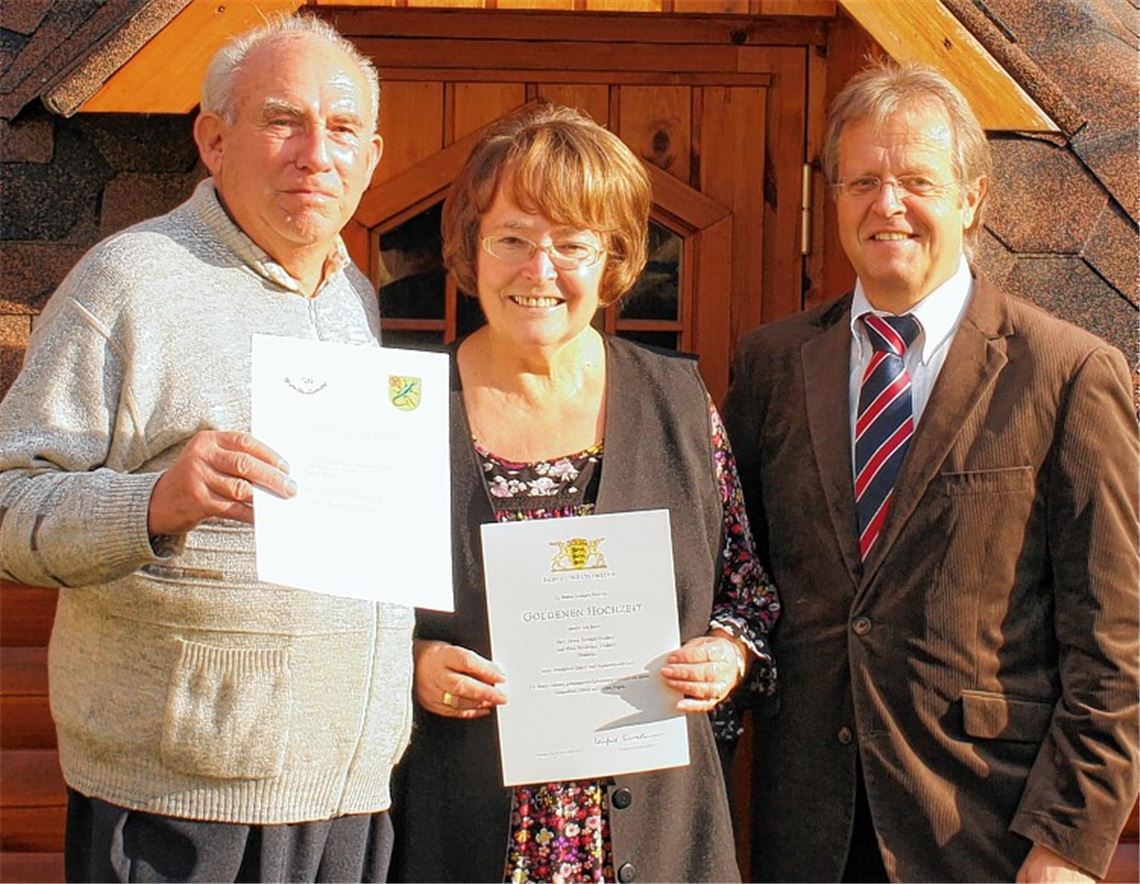 Der Ministerpräsident gratuliert per Urkunde: das Ehepaar Heiderose und Erwin Gaißert mit Bürgermeister Werner Henle.