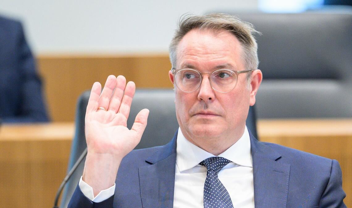 Der Ministerpräsident von Rheinland-Pfalz, Schweitzer (SPD), spricht von einem Warnschuss.