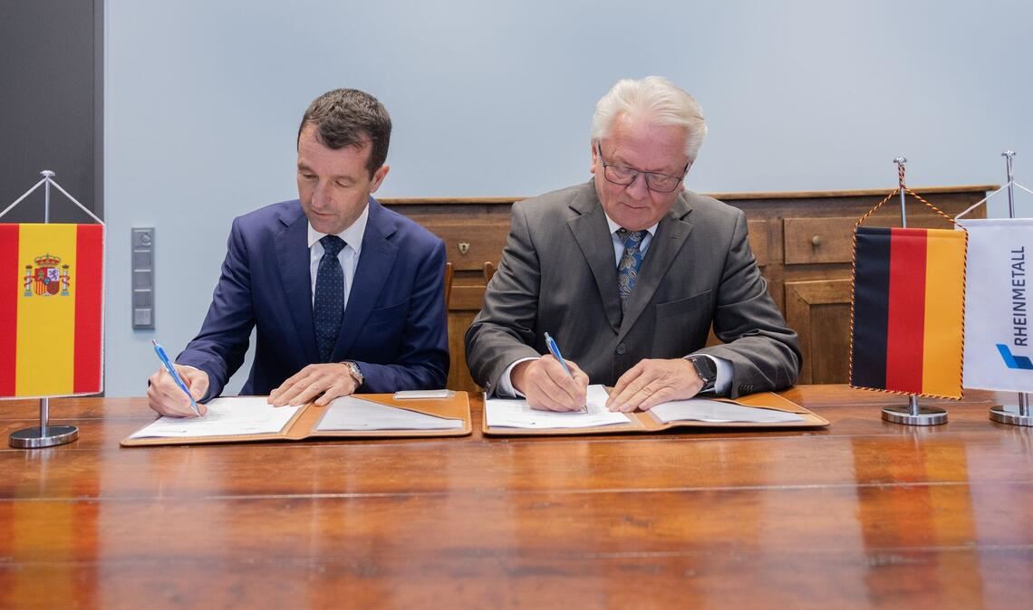 Der Moment der Unterschrift des Memorandums of Understanding (MoU) zur künftigen Zusammenarbeit.