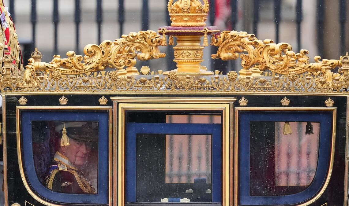Der Monarch war gemeinsam mit Königin Camilla mit viel Pomp per Kutsche in einer Prozession vom Buckingham-Palast angereist.