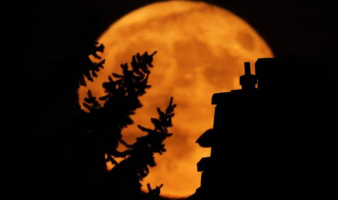 Der Mond befindet sich näher an der Erde als sonst. (Archiv)