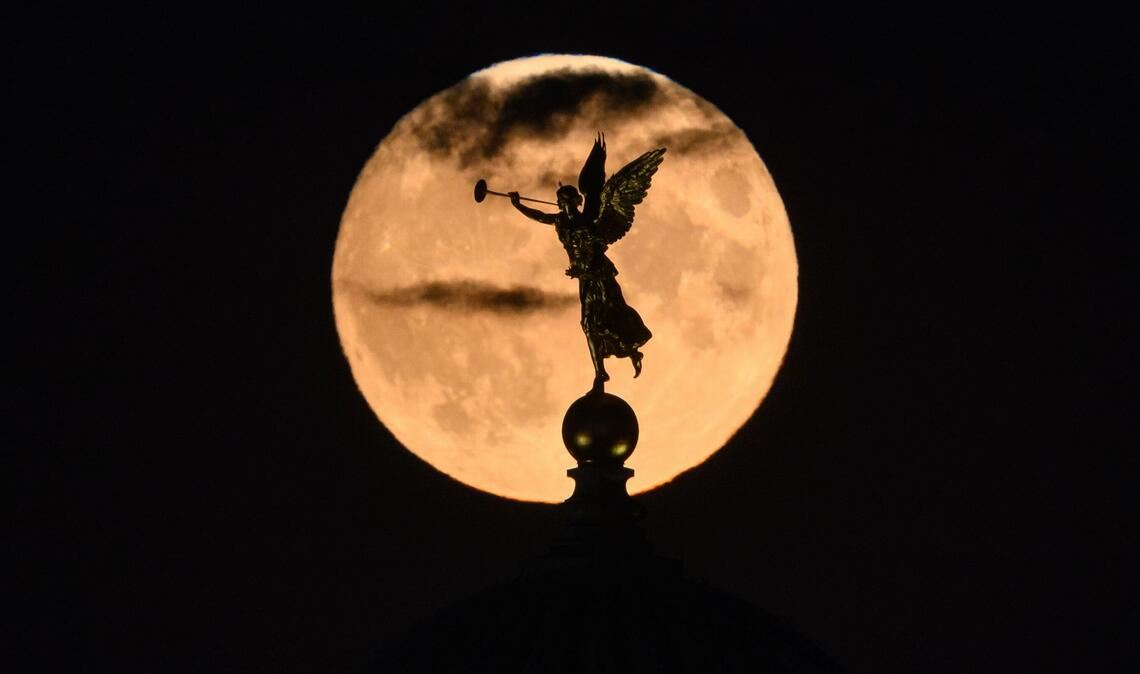 Der Mond geht am Abend hinter der Kuppel der Akademie der Bildenden Künste in Dresden mit dem Engel „Fama“ auf. Im Mai 2026 ist gleich zweimal ein Vollmond zu sehen.