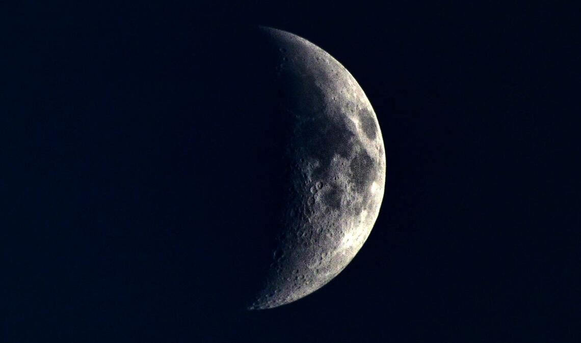 Der Mond ist als Sichel im Nachthimmel über Tschechien zu sehen. (Symbolbild)