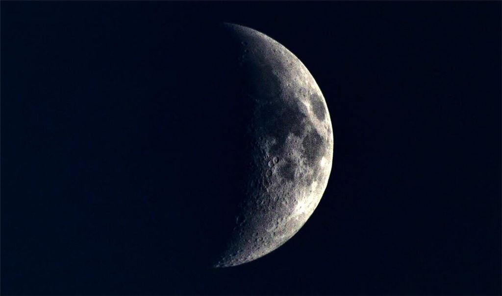 Der Mond ist als Sichel im Nachthimmel über Tschechien zu sehen. (Symbolbild)
