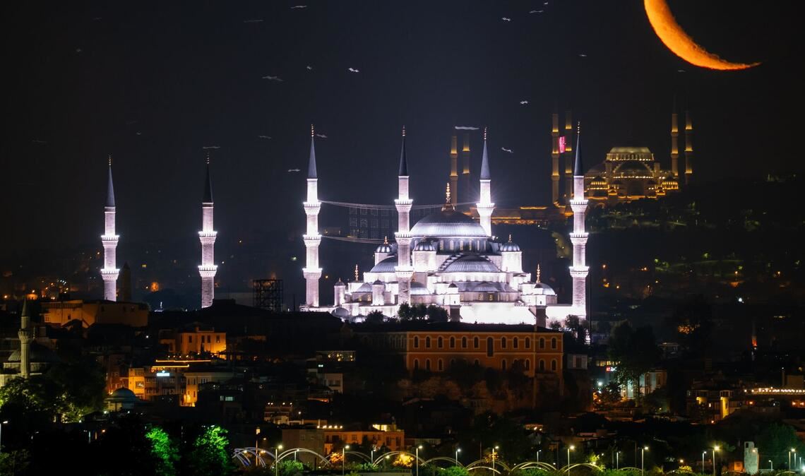 Der Mond ist aufgegangen. In diesem Fall über der Blauen Moschee (vorne) in Istanbul.