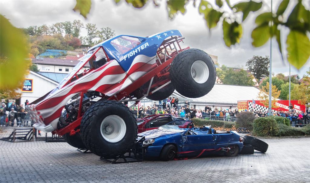 Der Monster-Truck zermalmt mühelos Schrottautos. Foto: Fotomoment