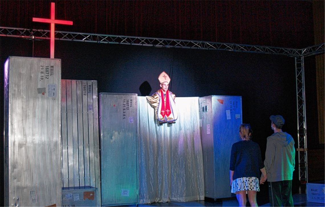 Der Moralapostel der katholischen Kirche warnt mit teuflischem Gelächter eindringlich vor dem Geschlechtsverkehr vor der Ehe.