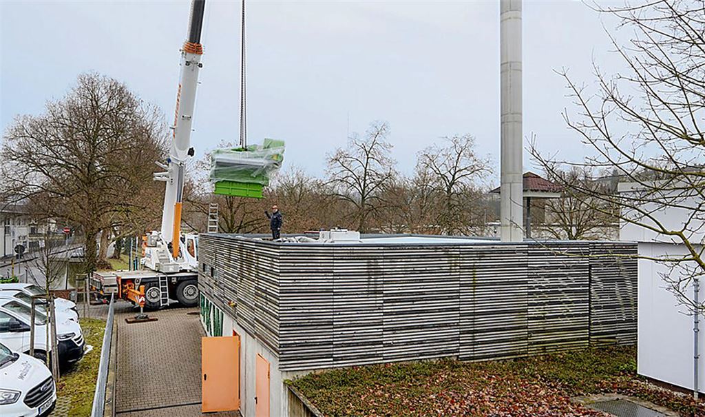 Der Motor schwebt am Kranseil ...