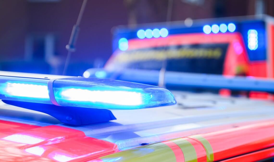 Der Motorradfahrer wurde schwer verletzt. Rettungskräfte brachten ihn in ein Krankenhaus. (Symbolbild)