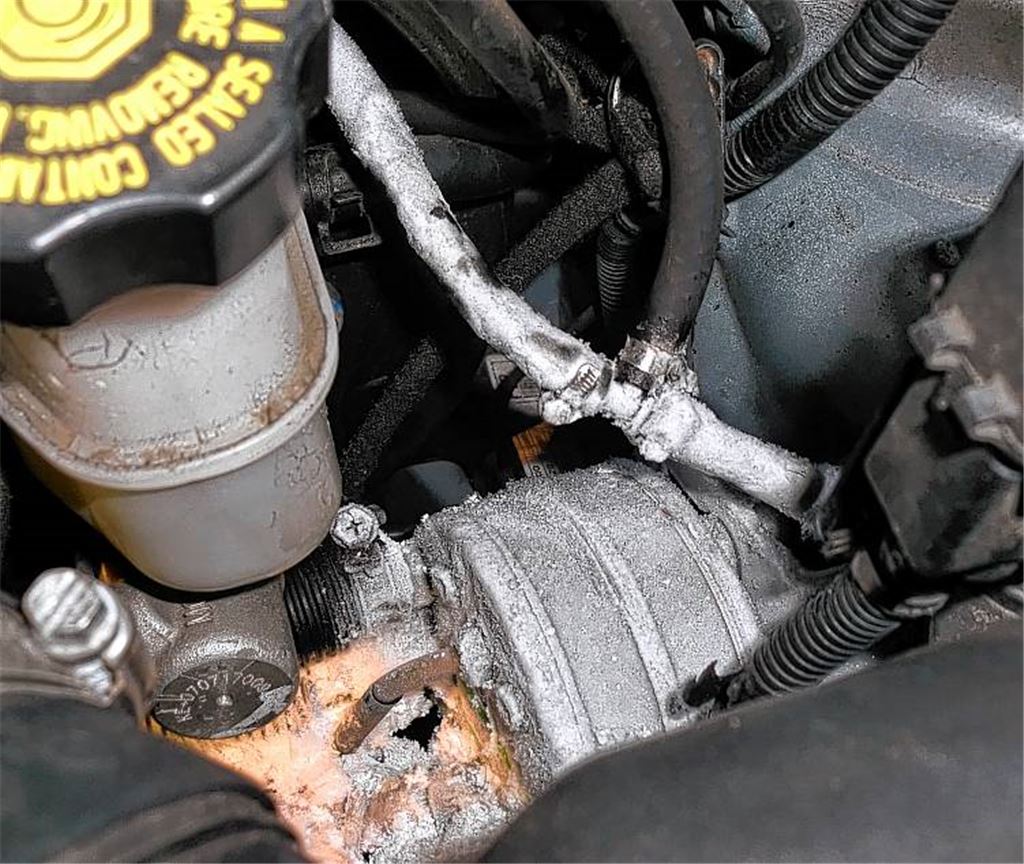 Der Motorraum und der undichte Verdampfer. 