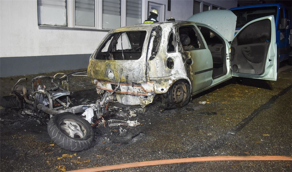 Der Motorroller und ein geparktes Auto werden völlig zerstört. Foto: Myroshnichenko