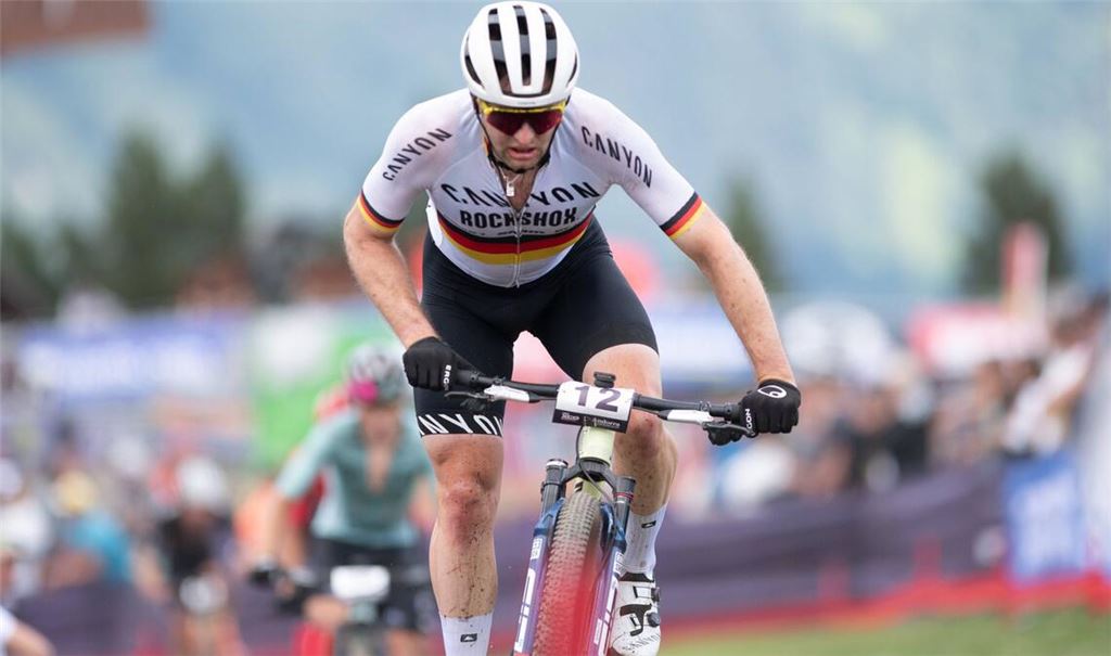 Der Mountainbiker Luca Schwarzbauer im Trikot des deutschen Meisters.