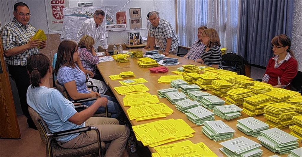 Der Mühlacker Briefwahlausschuss vor Beginn der Auszählung. Nach der Europawahl folgten die Kreistags- und die Gemeinderatswahl, deren Ergebnis gestern Nachmittag feststand. Foto: Sadler