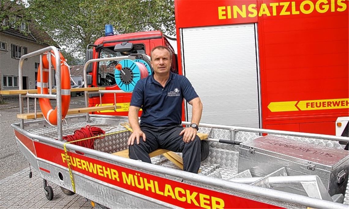 Der Mühlacker Feuerwehrkommandant Ralph Keipp im Hochwasserboot der Wehr. Über Treppenstufen (links) können Rettungsbedürftige in das schwimmende Vehikel gelangen. Foto: Sadler