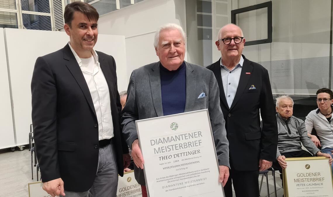 Der Mühlacker Jubilar Theo Dettinger (Mitte) mit Kreishandwerksmeister Frank Herrmann (li.) und dem Präsidenten der Handwerkskammer Karlsruhe, Joachim Wohlfeil. Fotos: Peche