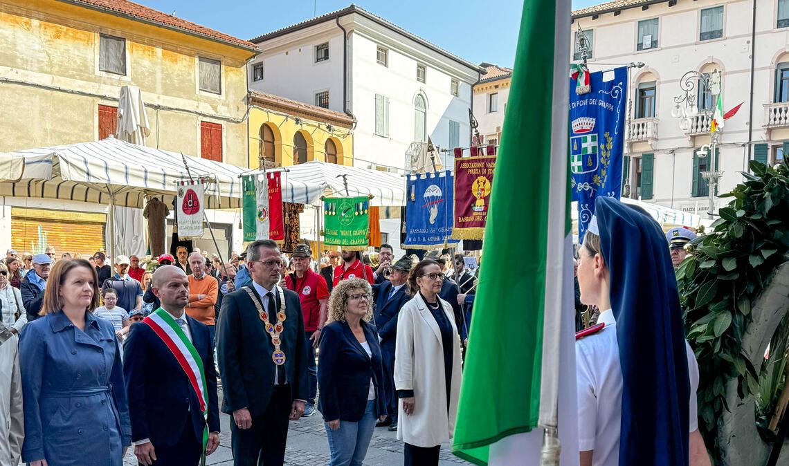 Der Mühlacker OB Stephan Retter (Dritter v.li.) und sein italienischer Amtskollege Sindaco Finco setzen ein Zeichen für ein friedliches, demokratisches Europa. Foto: Recken